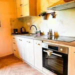 Daire Elleria's House Frínion